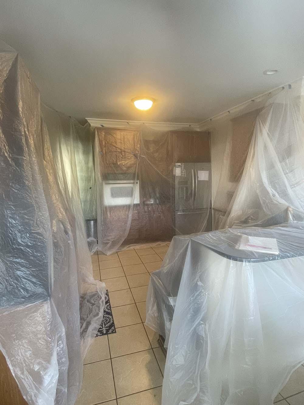 Plastic floor and wall containment for ceiling texturing